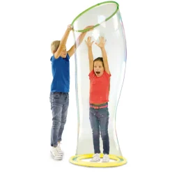 Debout dans une bulle géante - SES Creative