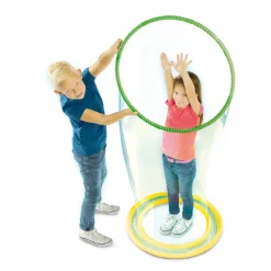 Debout dans une bulle géante - SES Creative