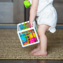 INNY BIN Cube avec formes sensorielles - Fat Brain Toys