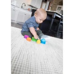 INNY BIN Cube avec formes sensorielles - Fat Brain Toys