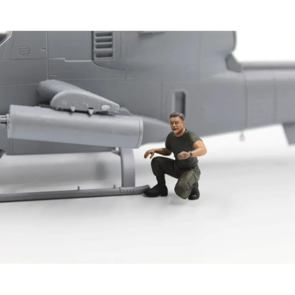 Maquettes aviation : Cobra AH-1G et Bronco OV-10A avec pilotes américains et personnel au sol - ICM