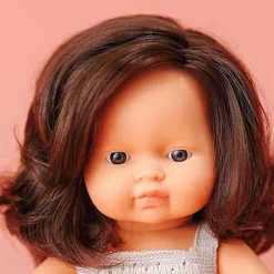 ML Poupées: POUPÉE FILLE EUROPÉENNE CHEVEUX BRUNS HABILLÉES 38 cm - Miniland