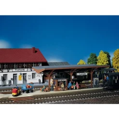 Modélisme ferroviaire HO : Quai de gare avec pièces de décoration - Faller