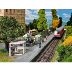 Modélisme ferroviaire HO : Petite station d'attente avec accessoires - Faller