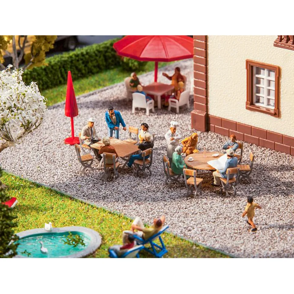 Modélisme HO : Accessoires de décor : 2 Tables et 12 chaises - Faller